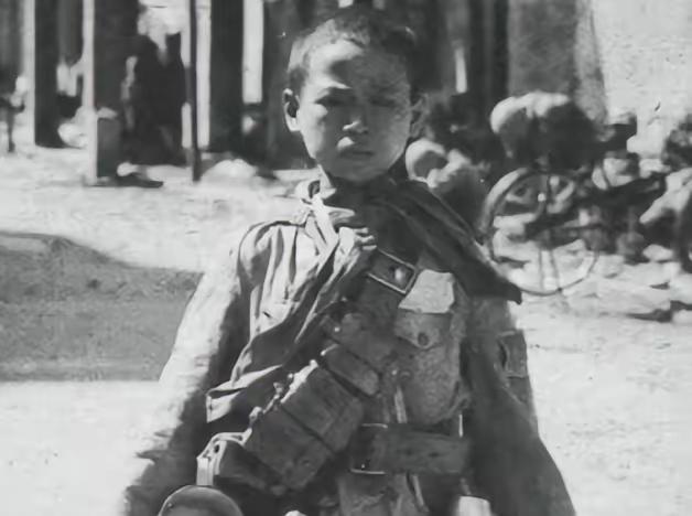 1945年，一13岁男孩因精通日语，被日军相中，当上日军翻译官。日本投降后，他却