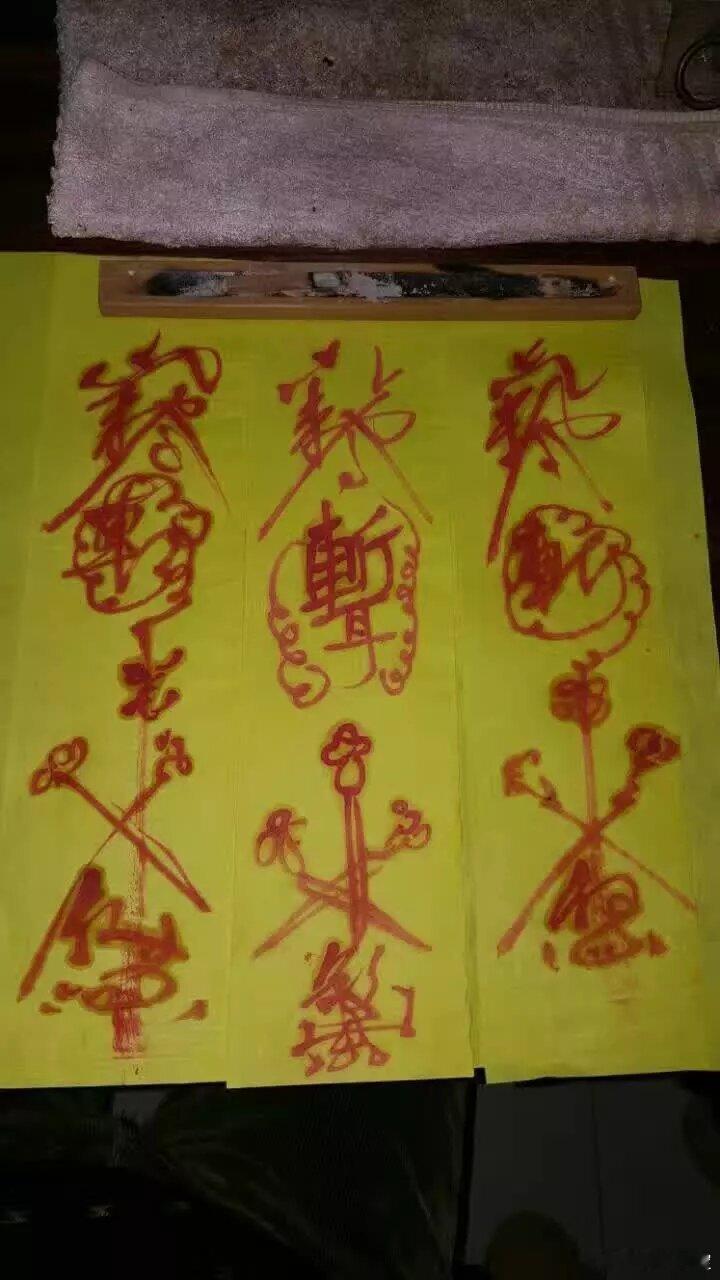 八字中带桃花的，一般都长相漂亮或帅气，身材或五官，总有哪项是比较诱人的，而且性情