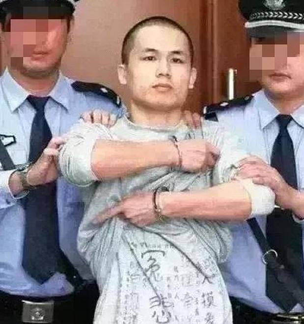 2013 年，深圳民警李才坤一审被判处死刑缓期二年执行，在面对记者镜头时，他突然