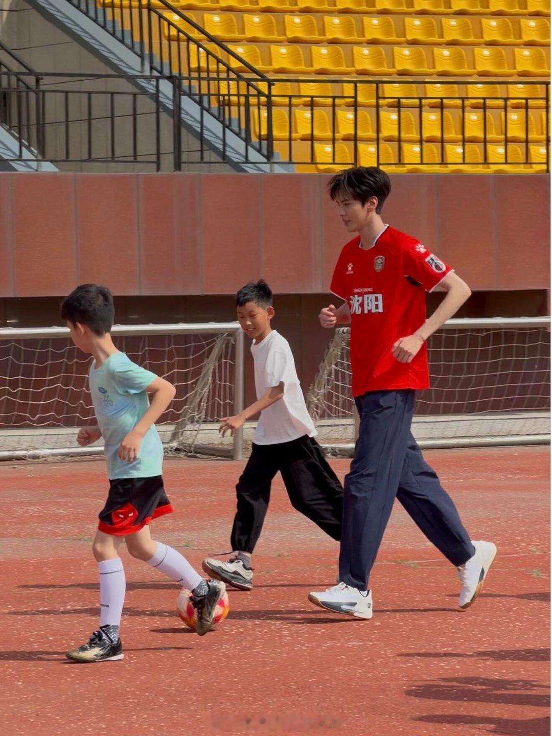 毕雯珺沈阳文旅拍摄路透天选校园剧男主，生图帅成这样... 