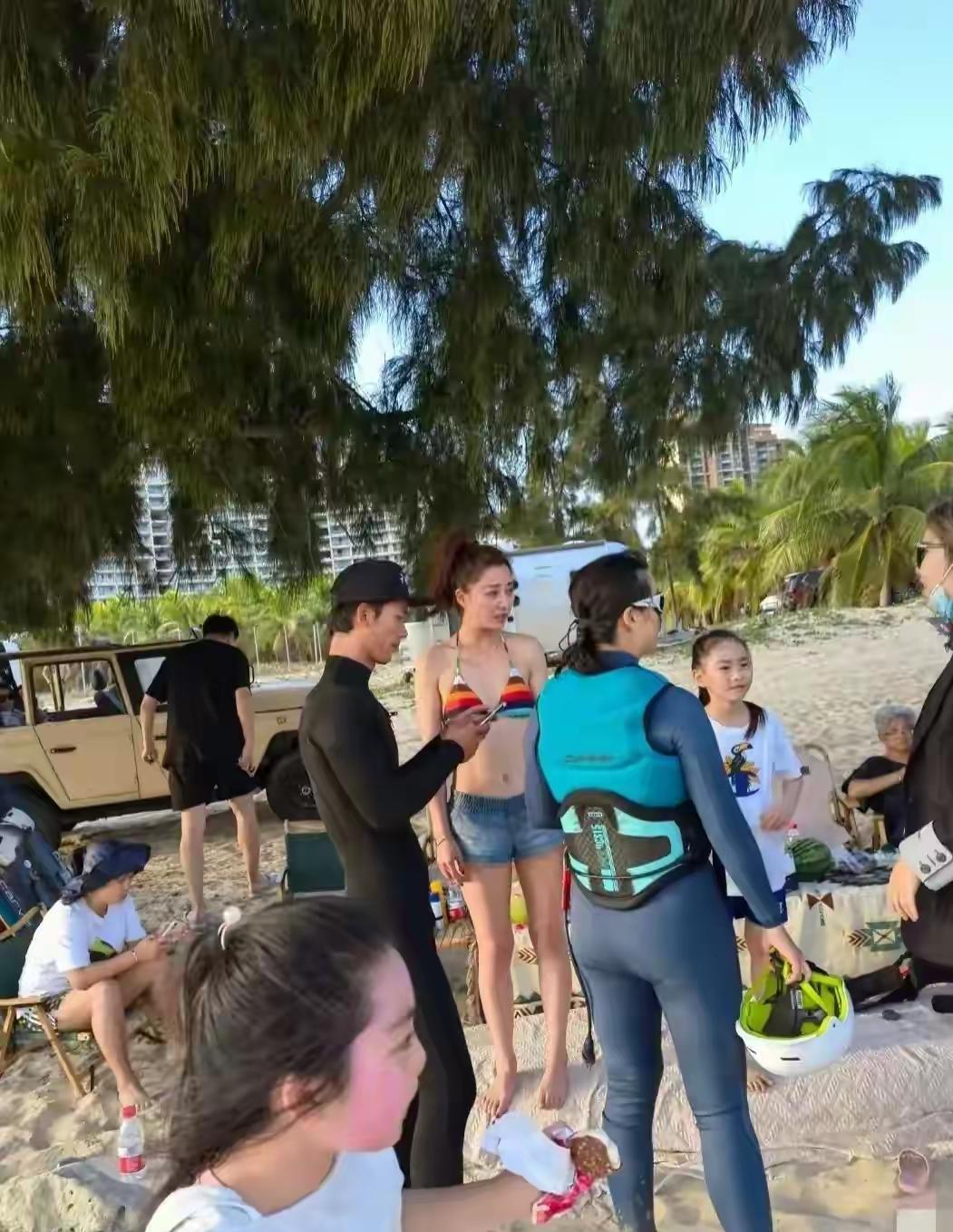 网友偶遇殷桃拍摄节目，这身材真是绝了！
镜头下的殷桃穿泳衣搭配牛仔短款，彰显好身