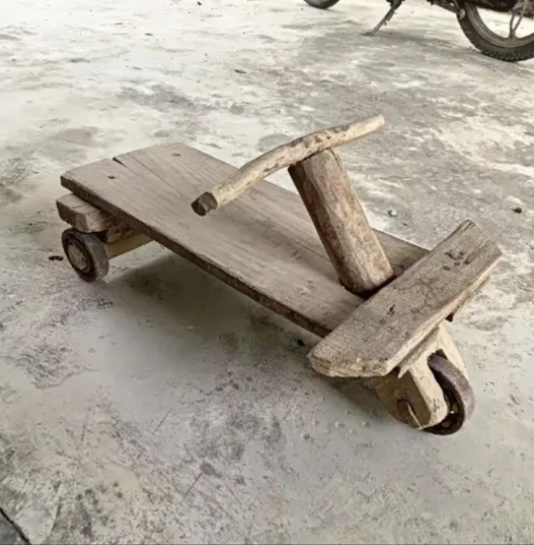 你玩儿过滑轮车吗？
我的父母都是企业的职工，我小的时候人们的精神生活很丰富，但是