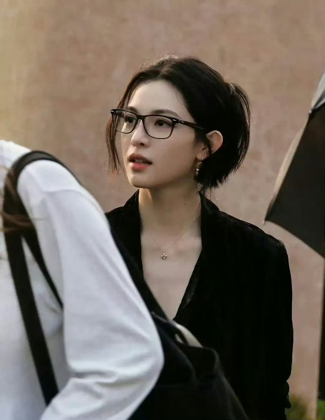 钟楚曦戴上眼镜秒变精英女白领，看着好有气质 