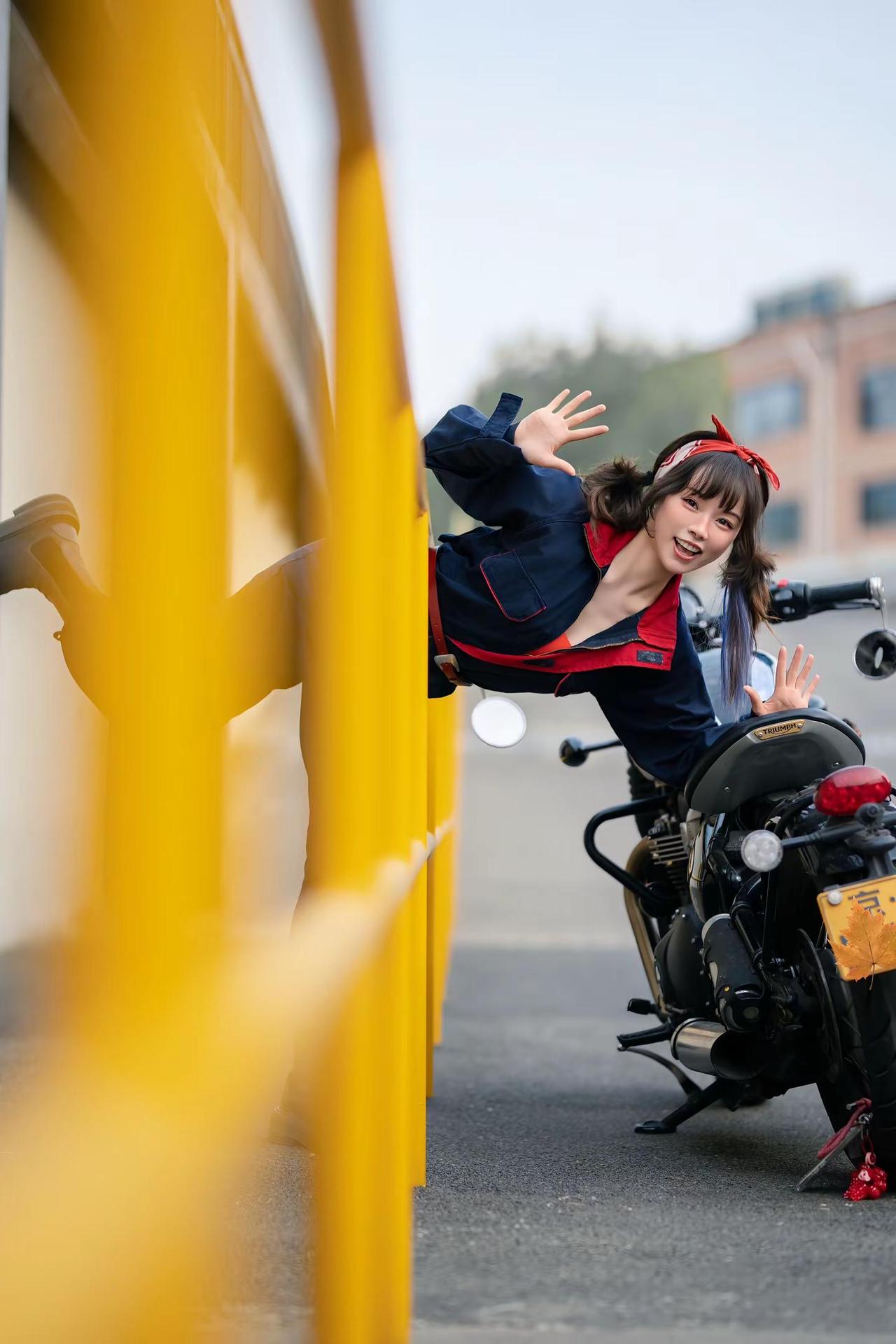 “天王盖地虎 今天礼拜五”复古摩托 女骑