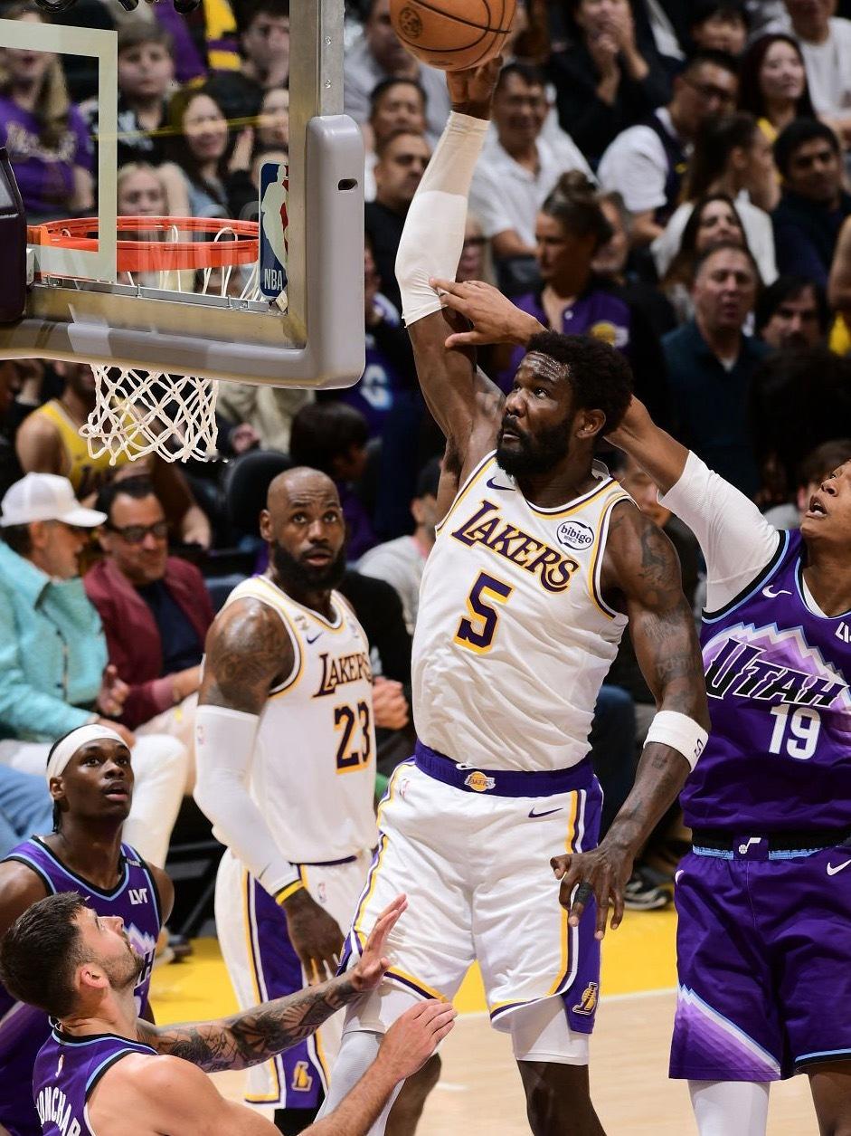 艾顿本赛季命中率67.1%高居联盟第二，创生涯新高；而场均出手和得分都是生涯新低