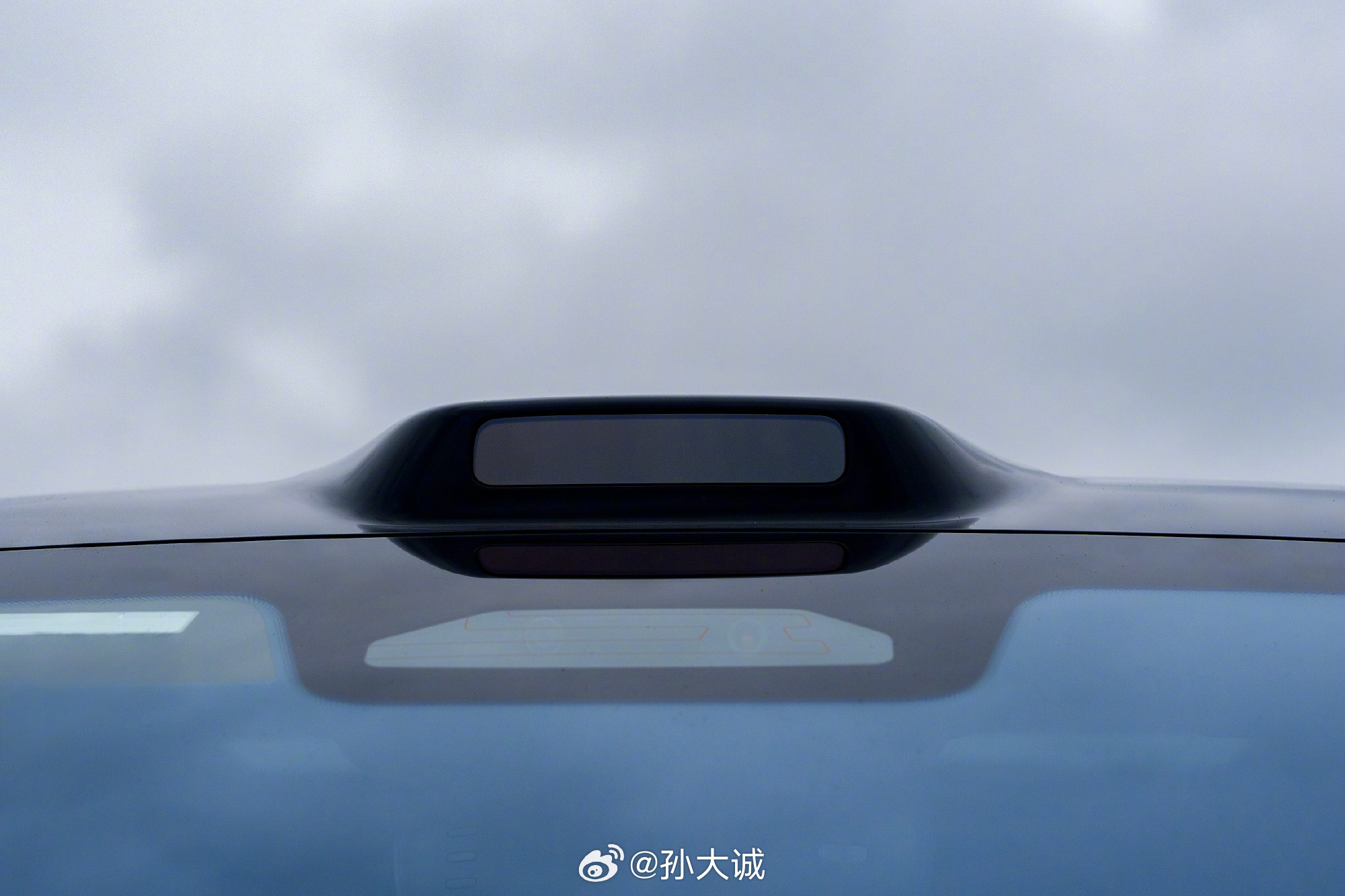 去年拍摄问界M8，我描述它为瞄准30-40w级市场的全能车型，大5座、三排6座，