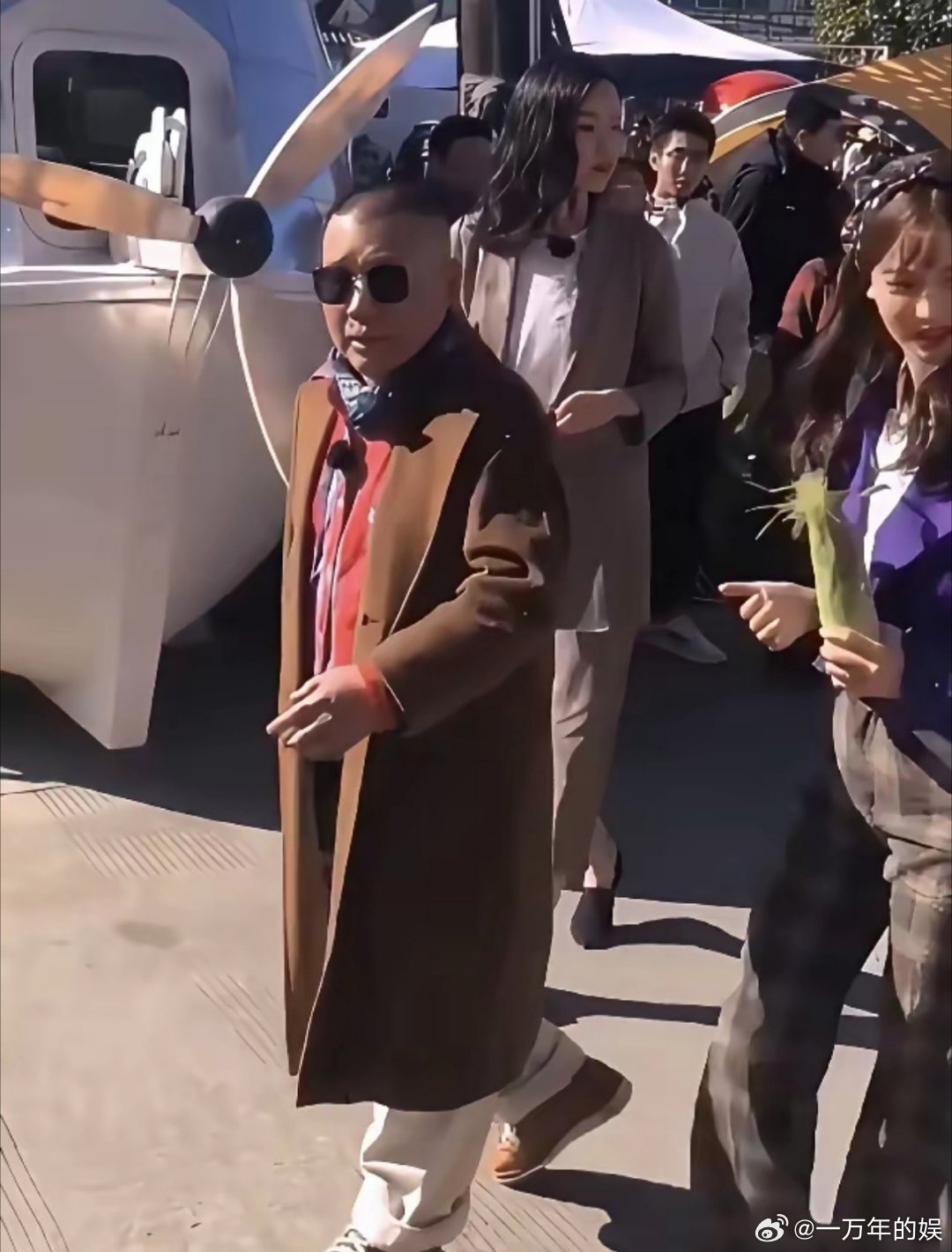 郭老师这不是一个精致的小老头吗？他把“ 范思哲”穿出了‘贵人鸟’的效果了！果然一