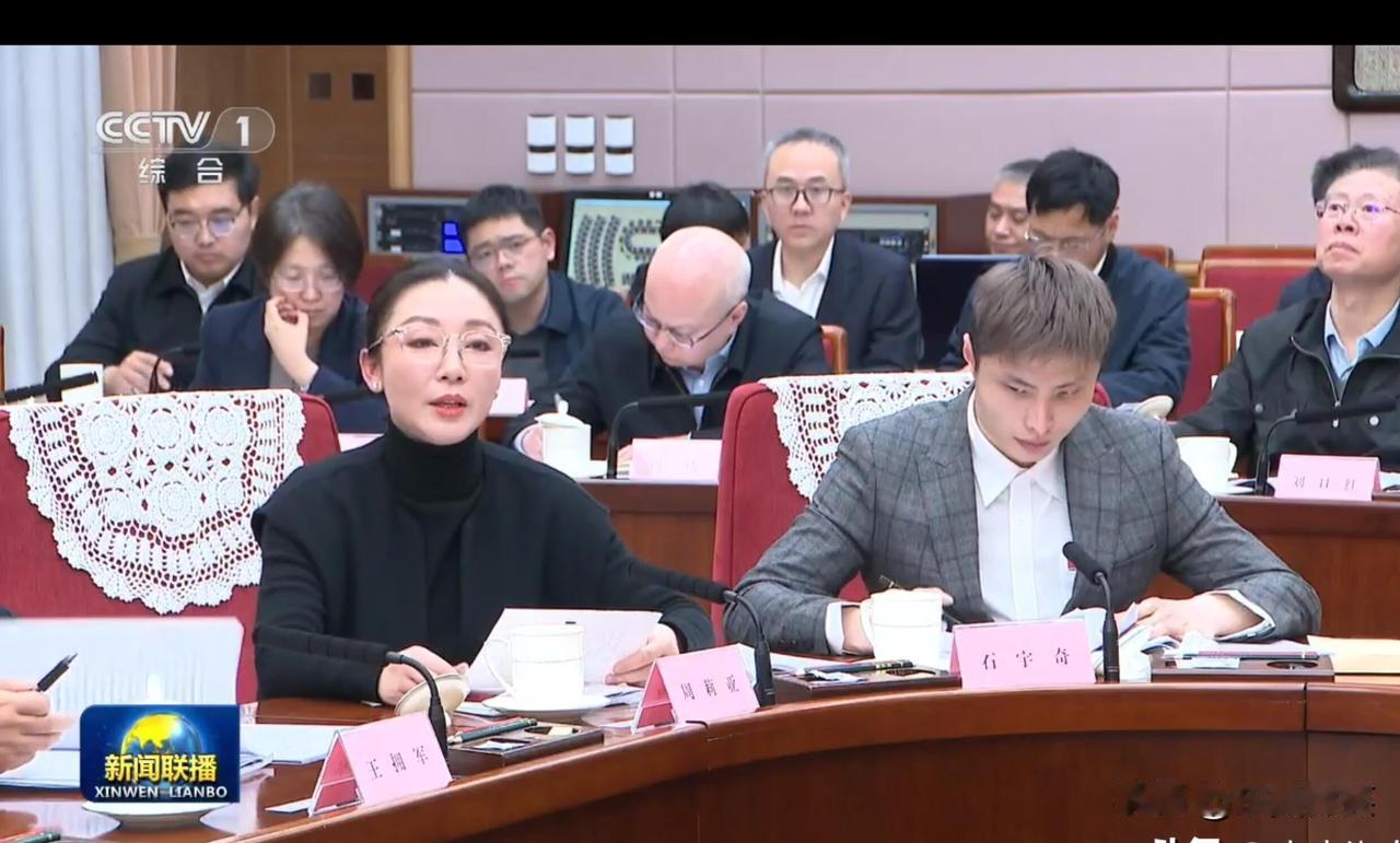 周莉亚，抗战胜利纪念晚会《正义必胜》总导演，应邀作为文化界代表，出席了国务院召开