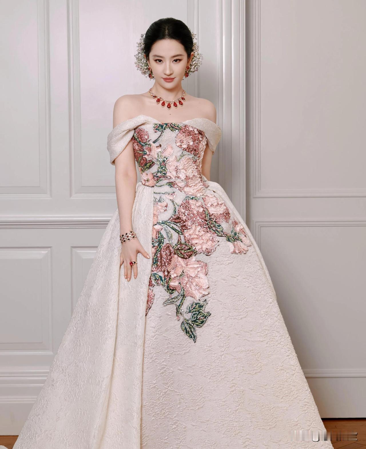 要说谁是中国最美的明星，
绝对是刘亦菲，
想当初“神仙姐姐”还是黑刘亦菲的词条，