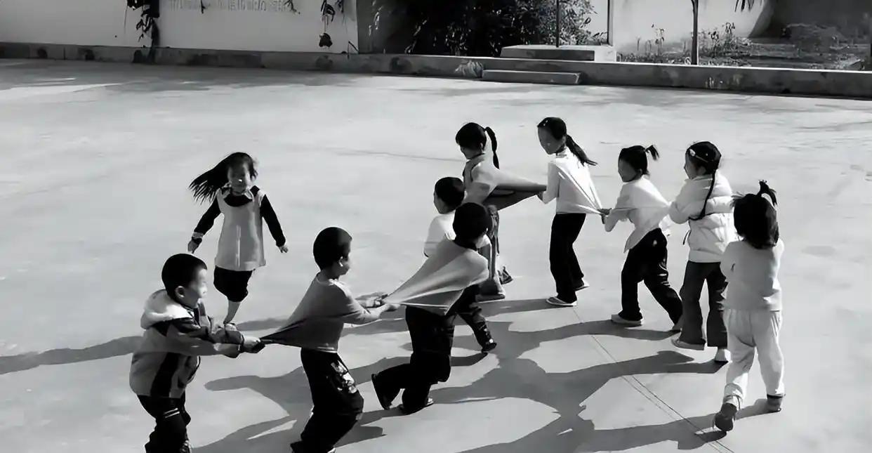 80年代，由于电力紧缺，即便是城市，也经常拉闸限电。为了节约用电，1986年全国
