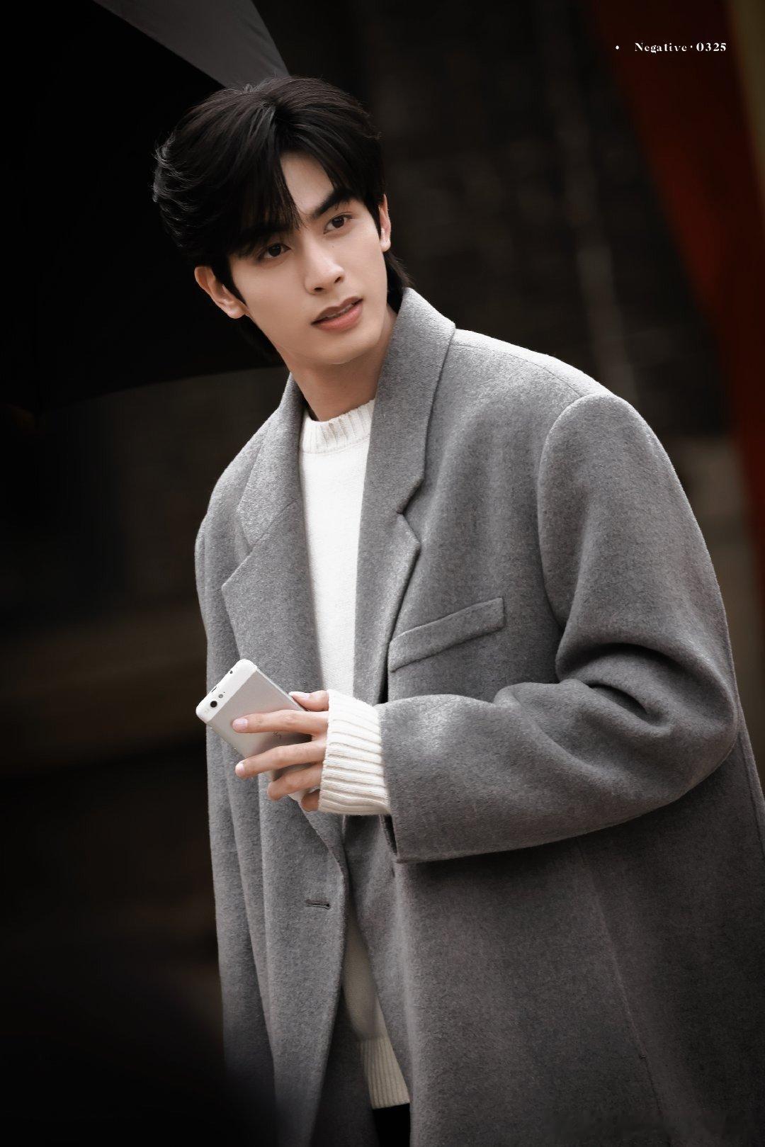 宋威龙下个工地跟走秀似的林屿森走工地真的走出来了t台的感觉！不敢想在正片得有多绝