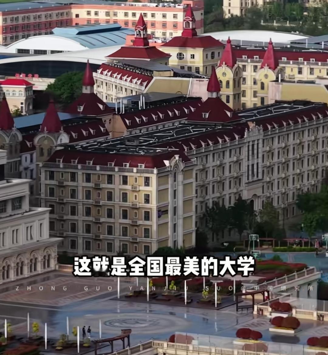 全国最美的大学既不在北京，也不在上海，而是位于河南郑州，它便是郑州西亚斯学院（1