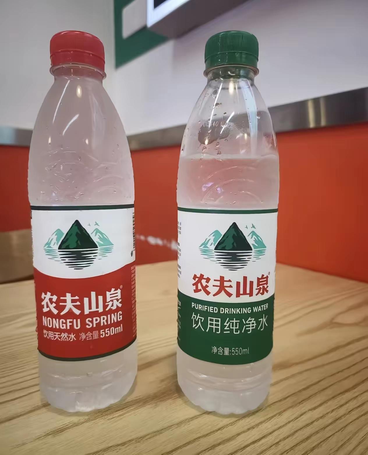 每次去超市买水都不细看，今天才发现农夫山泉红瓶是饮用天然水，绿瓶是饮用纯净水。这