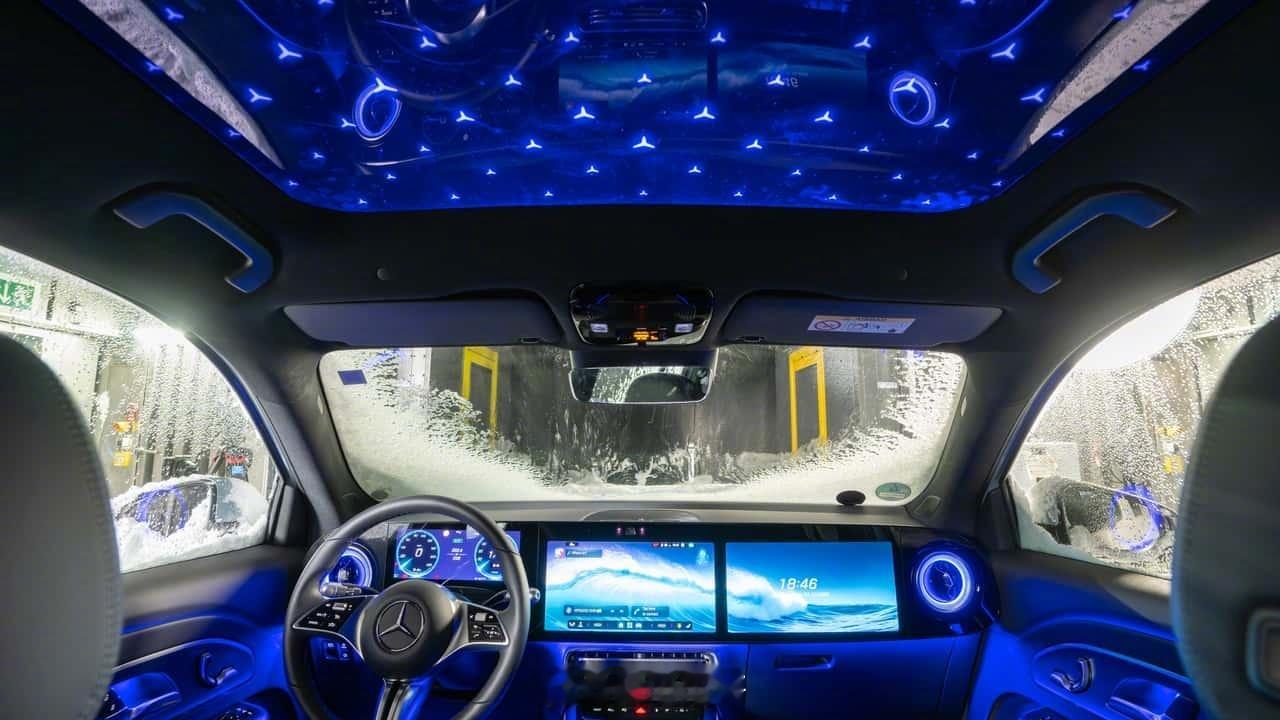 奔驰GLB内饰公布了，计划12月8日正式发布。内饰设计跟CLA差不多，三联屏，全