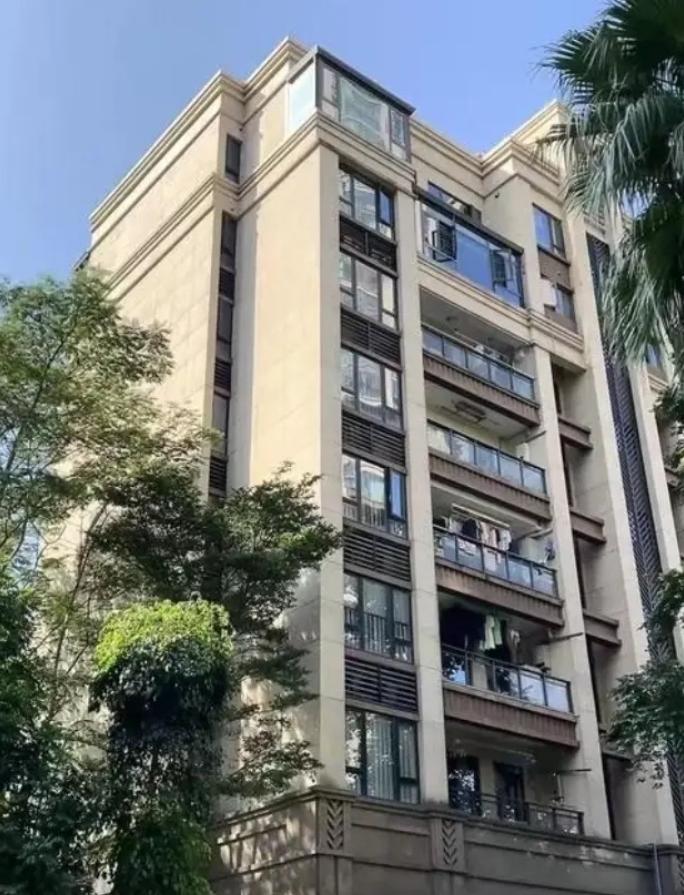 “吃相太难看了！” 广东深圳，一男子 2024 年把房子挂在中介卖，最终成交价 