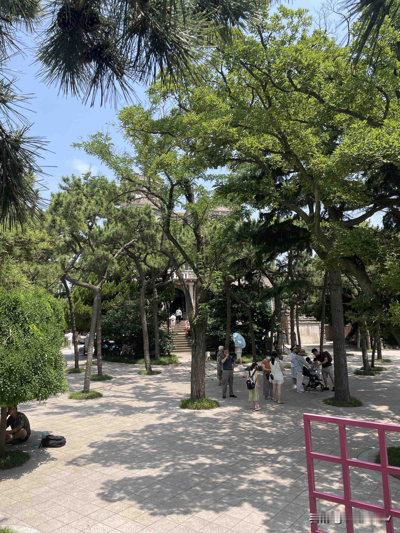 【昨日客流】
8月15日（周六）
武汉城市轨道交通线网客运量（含换乘）为353.