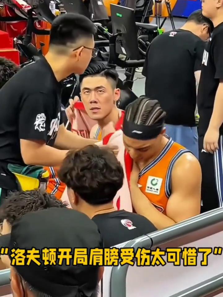 小何。
洛夫顿开局肩膀受伤太可惜了。