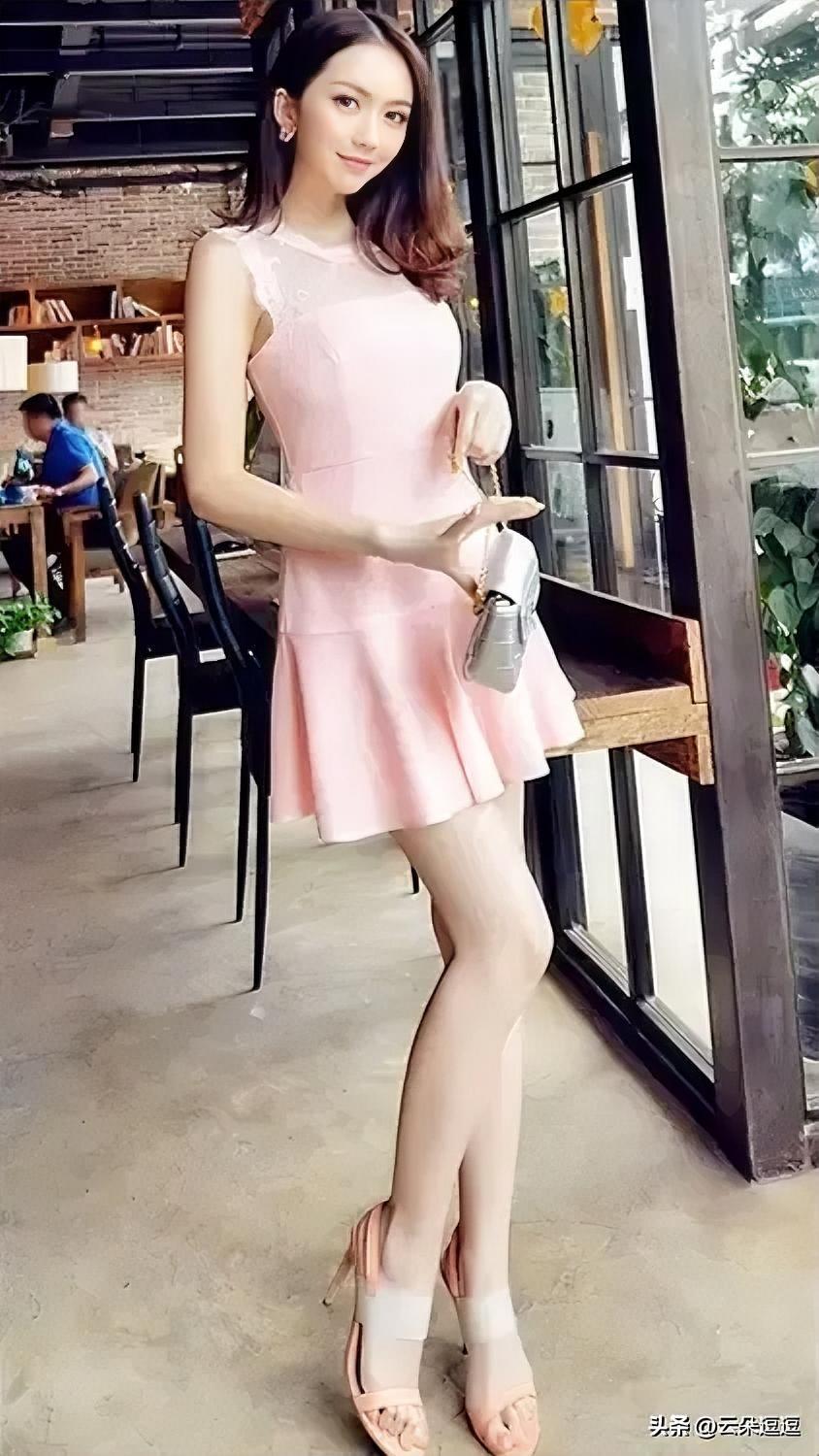 粉色连衣裙搭配高跟鞋，优雅气质满满！