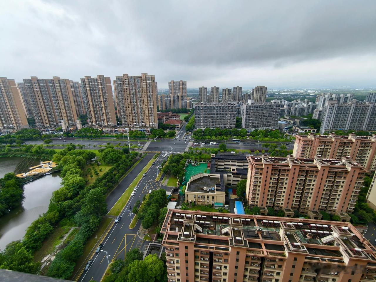 #年轻人必备的家务忠仆# 
年轻人家里必备的家务忠仆电器，有哪些？
这个事我觉得