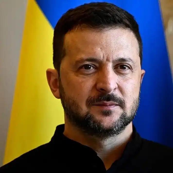 泽连斯基还能坚持多久难以准确预估，但当前他面临诸多困境，形势不容乐观。

军事上