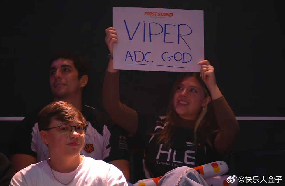 喜欢老公也是人之常情。全球先锋赛现场举牌“VIPER ADC GOD”，穿的是H