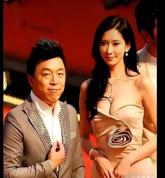 金马奖最险的3秒，全娱乐圈没人敢忘。
蔡康永当众怼黄渤“你穿得像个鬼”，全场瞬间