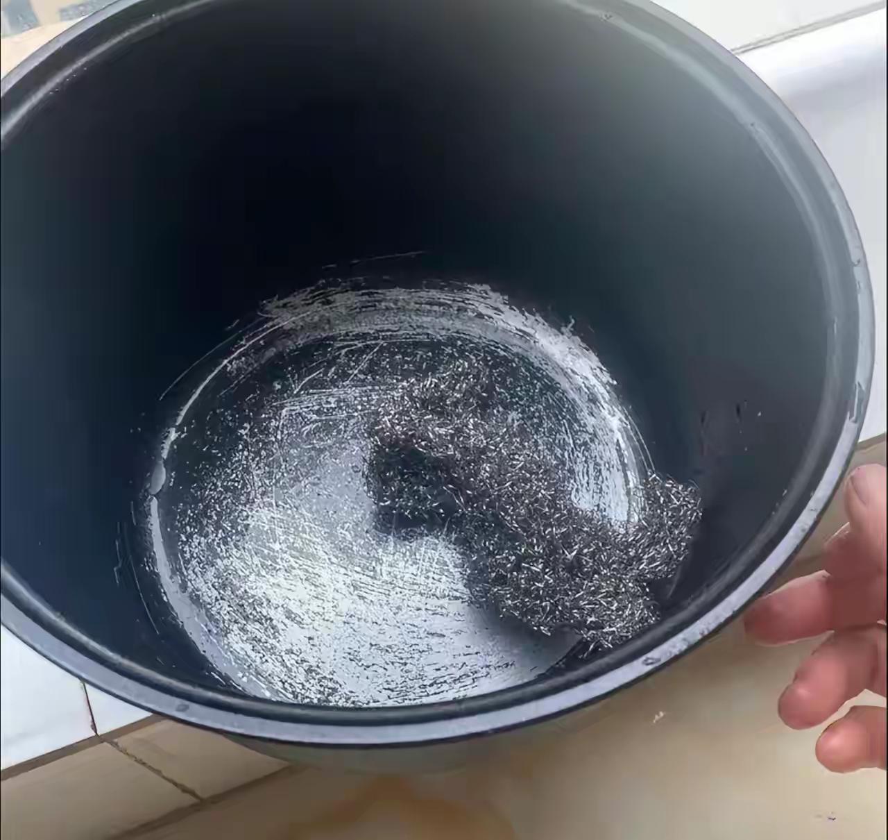 网友:
见过蠢的，没见过这么蠢的男人！叫他洗个锅，他给我刷得干干净净！[流泪]