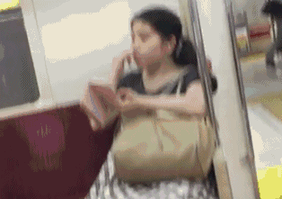 美女：我帮你们尝尝鼻屎是什么味道的 