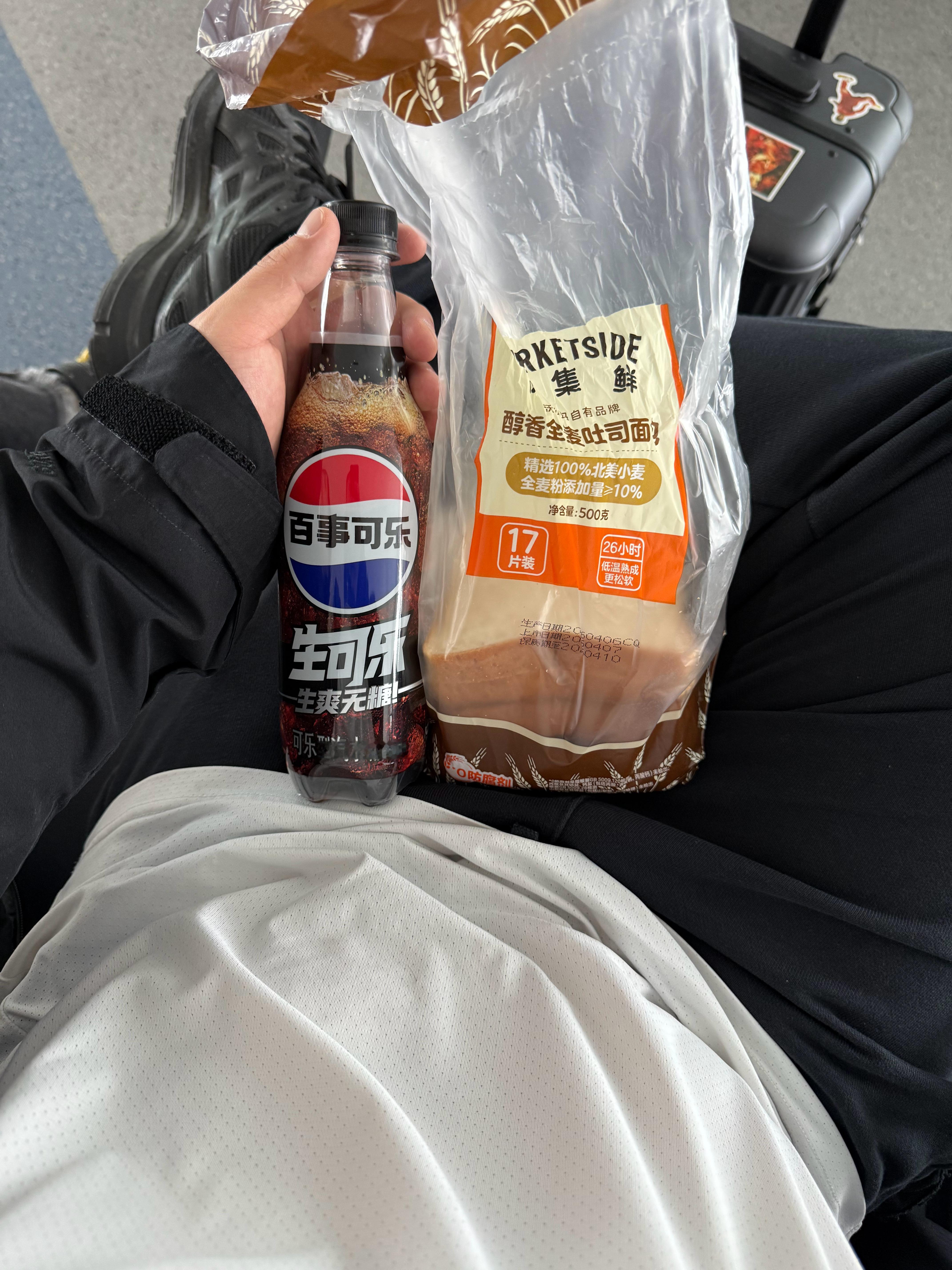 今天航班延误。还好特意自带了面包来机场，节约了50元的午餐。 简阳·成都天府国际