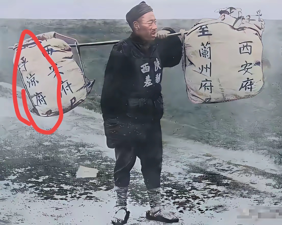 清朝末期，这是一位陕西的邮差，从西安府到兰州府，1300多里路，难道就靠步行吗？