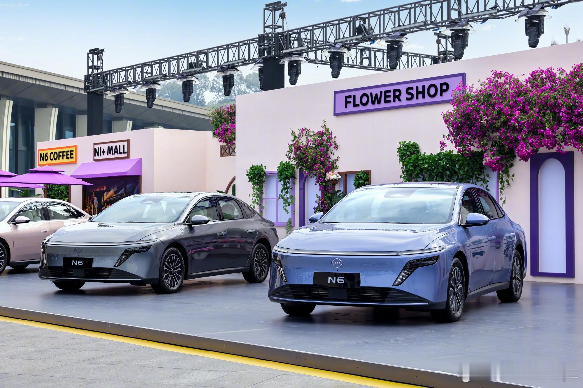 百万级后排大沙发东风日产N6发布会现场变身“沙发展”，将“沙发厂”称号贯彻到底。