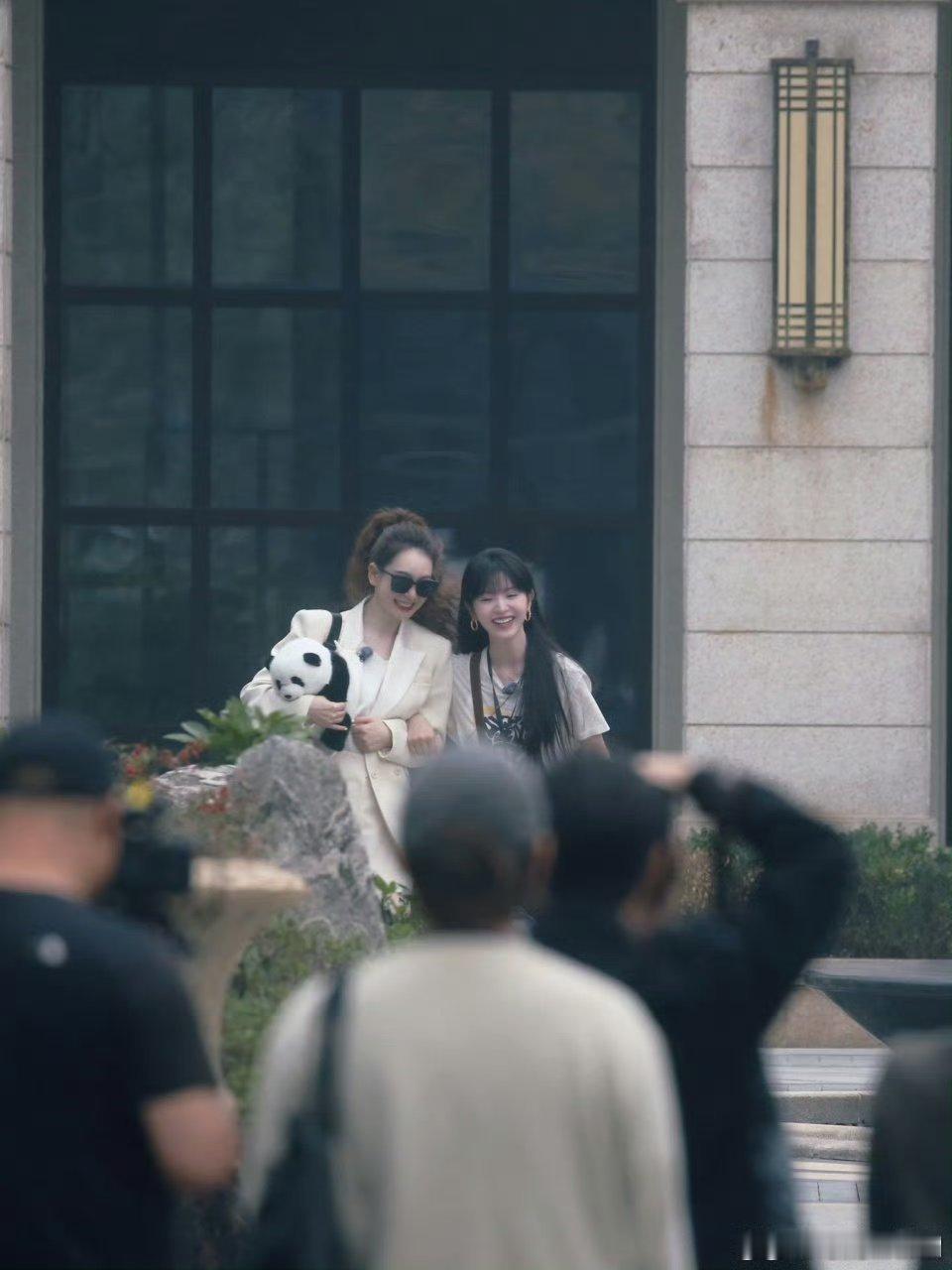 戚薇田曦薇在聊什么  戚薇田曦薇手挽手  两个女孩的友谊属实让人羡慕了，这样的友