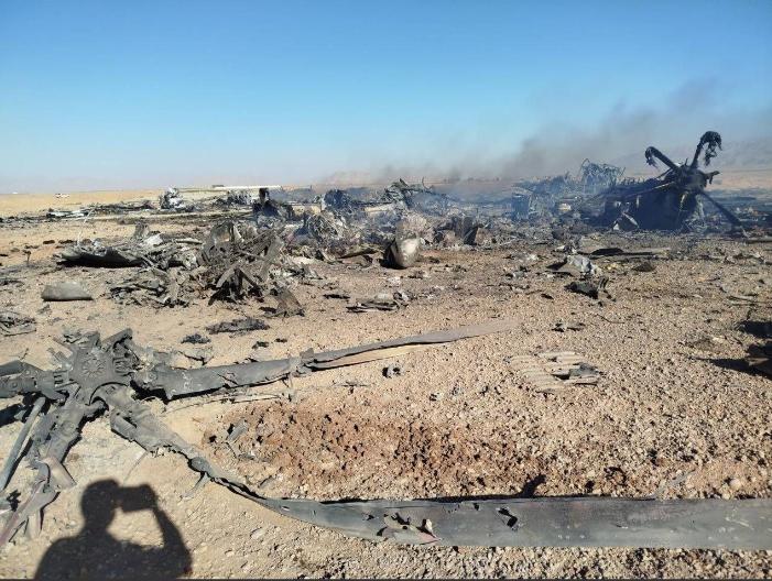 居然还有意外之喜！伊朗民兵抵达美军被摧毁的C130运输机附近，在残骸堆里发现了小