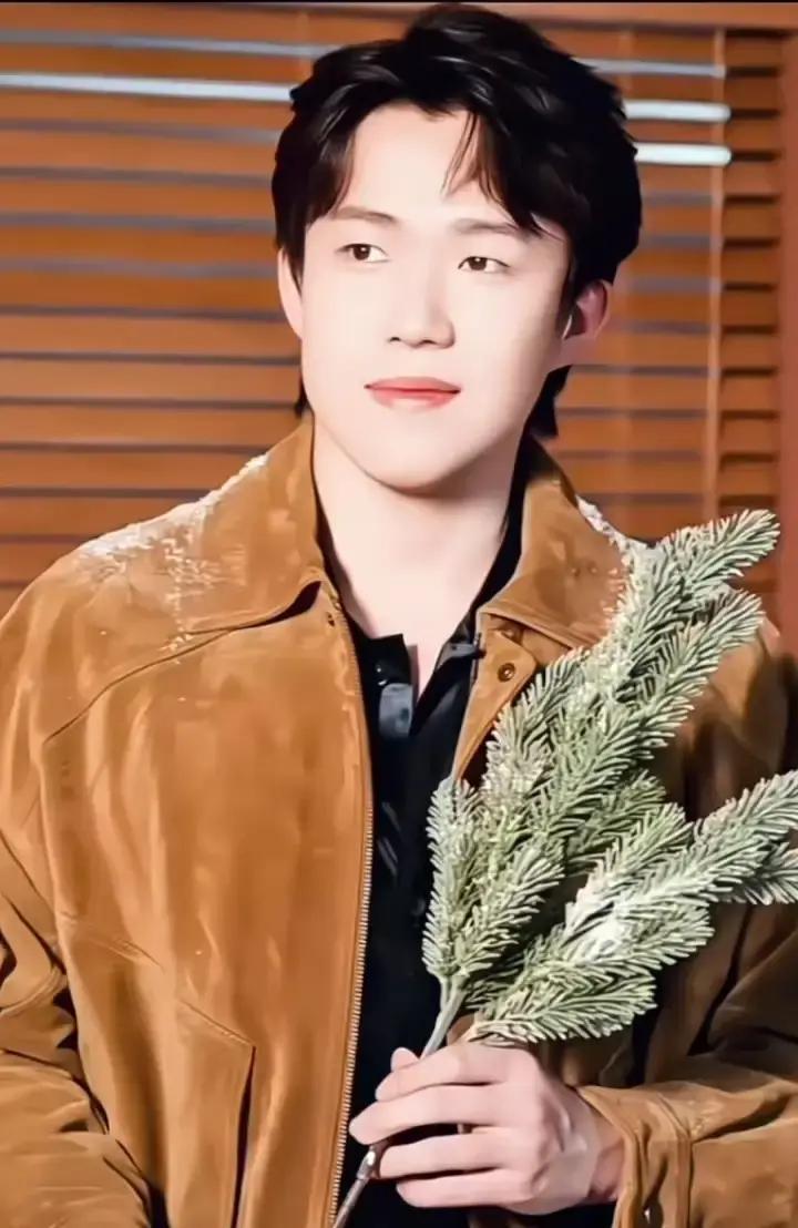 头哥这造型，算是玩明白了。
 
棕色外套一穿，复古味立马就来了。往那一坐，架势挺