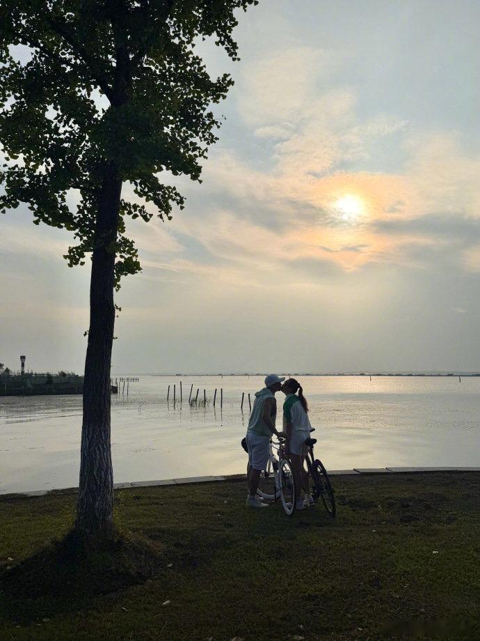 刘畊宏vivi夕阳下接吻 刘畊宏和vivi的七夕合照也太绝了！夕阳下的剪影接吻，