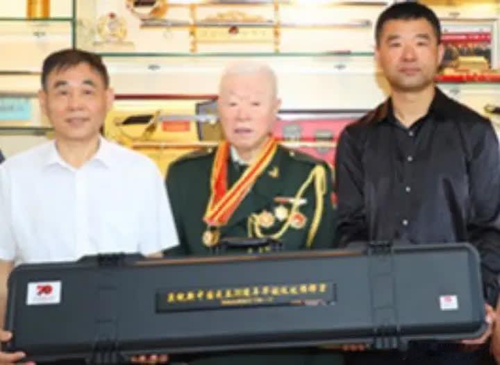 “你就算给我一百个亿，也不卖，我是中国人，绝不卖国！”1994年7月，两个美国人