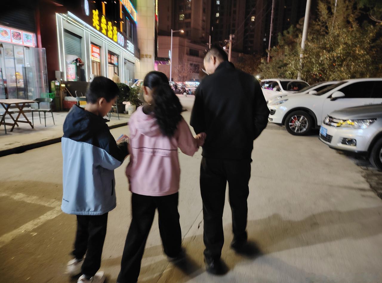 看着女儿自然地挽着她爸爸的胳膊，叽叽喳喳说个不停，她爸爸眼里的笑意藏都藏不住。