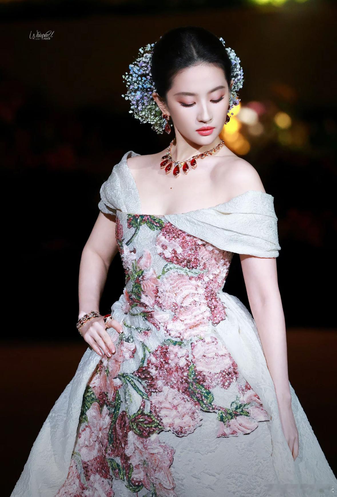 听说你们想要刘亦菲的美照？刘亦菲