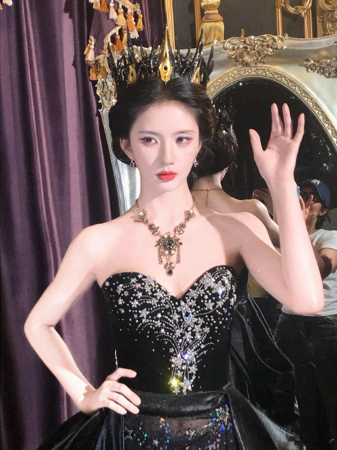 刘些宁cos毒皇后刘些宁红唇暗黑抹胸裙一改温婉古装风格，刘些宁港迪解锁毒皇后co