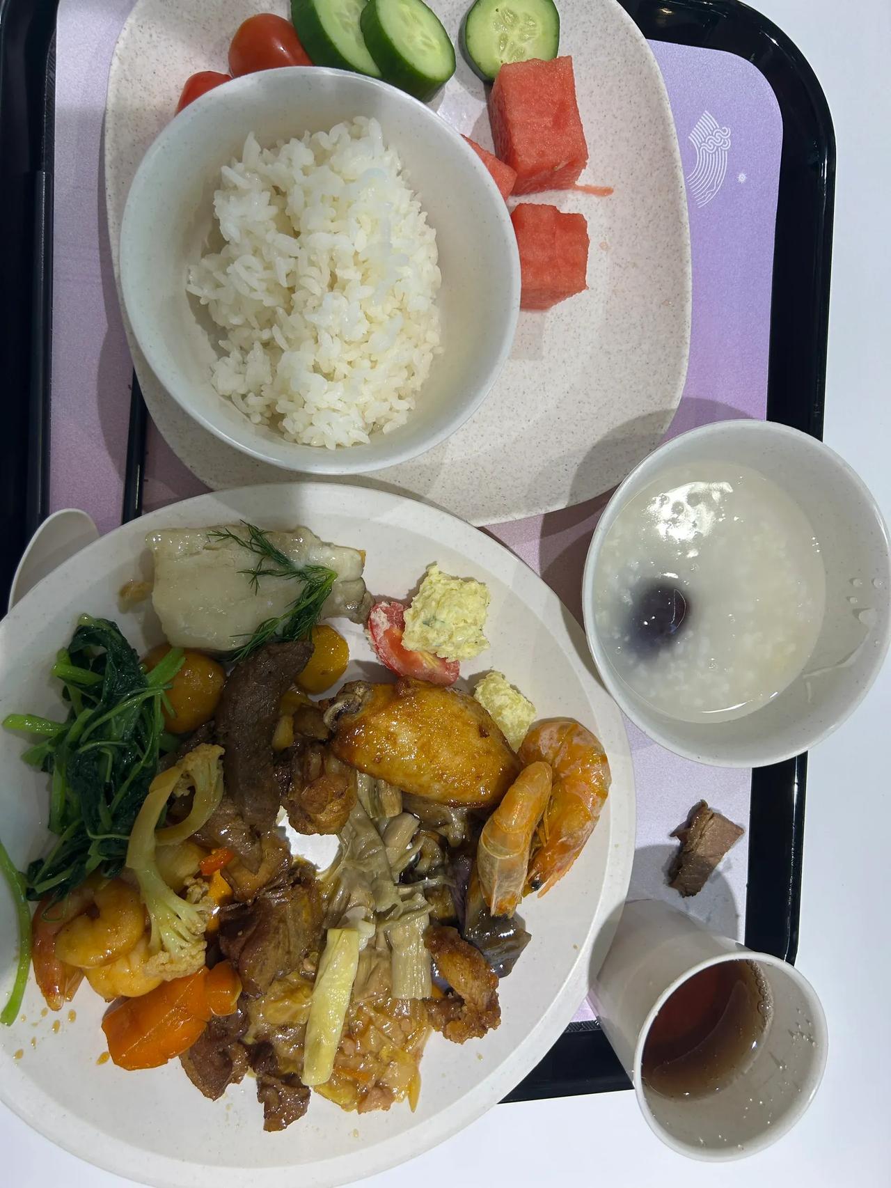 韩国人对杭州亚运会的饮食感到不满，抱怨食物过于油腻。这引发了网友的不满，纷纷做出