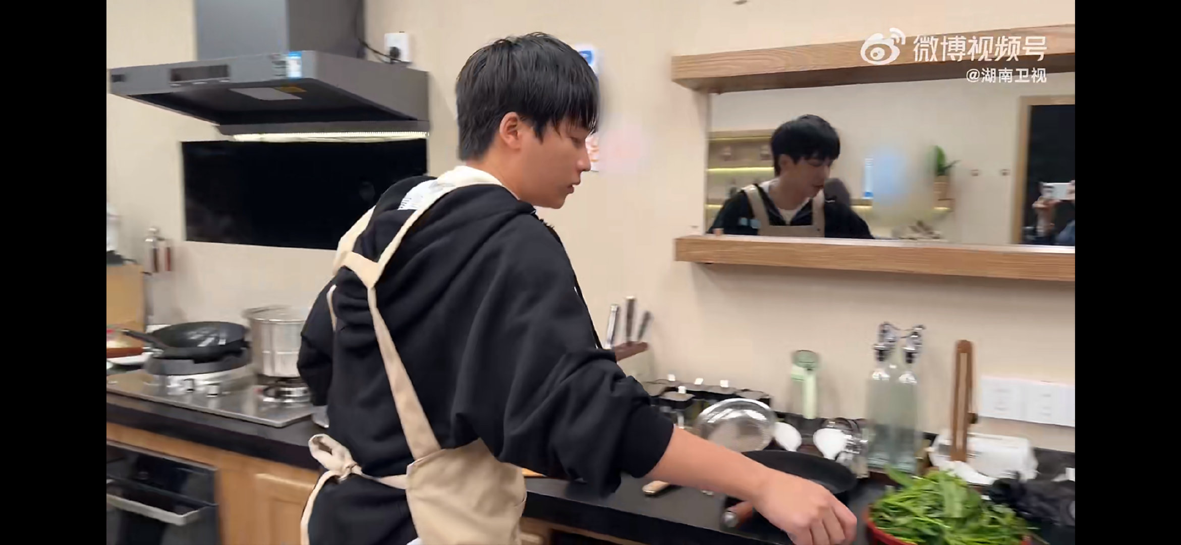 客栈厨房第一视角惊喜上线！白鹿镜头下的秦岚王鹤棣泽林，也太有默契了。白鹿这次没白