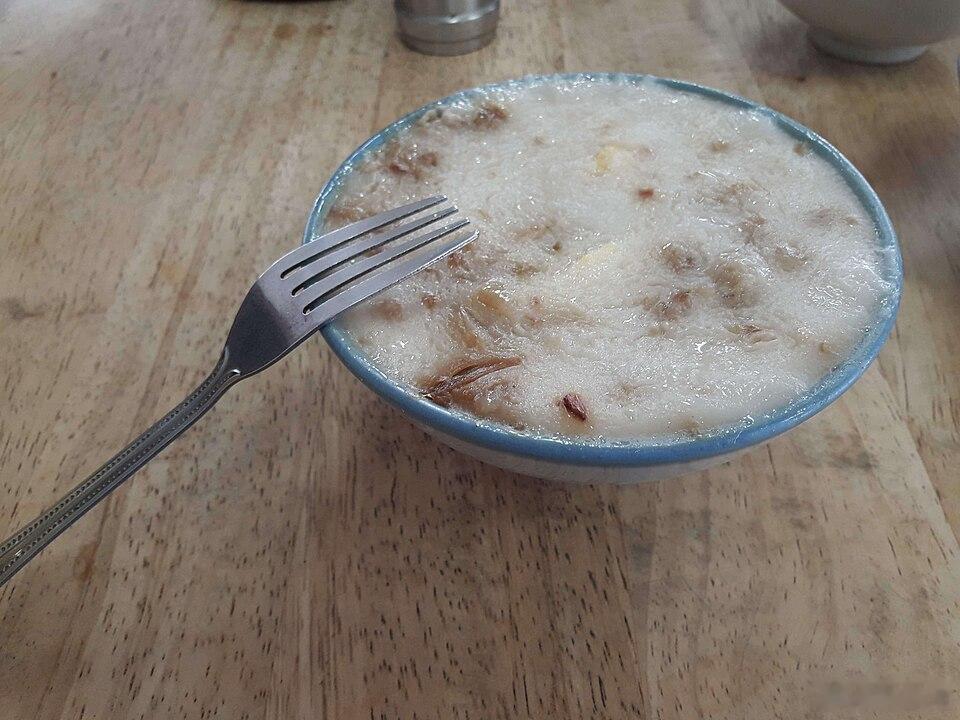 碗粿，台湾的特色小吃。咸碗粿（我没吃过甜的品种）是将糊化的米浆蒸过一次，将配料（