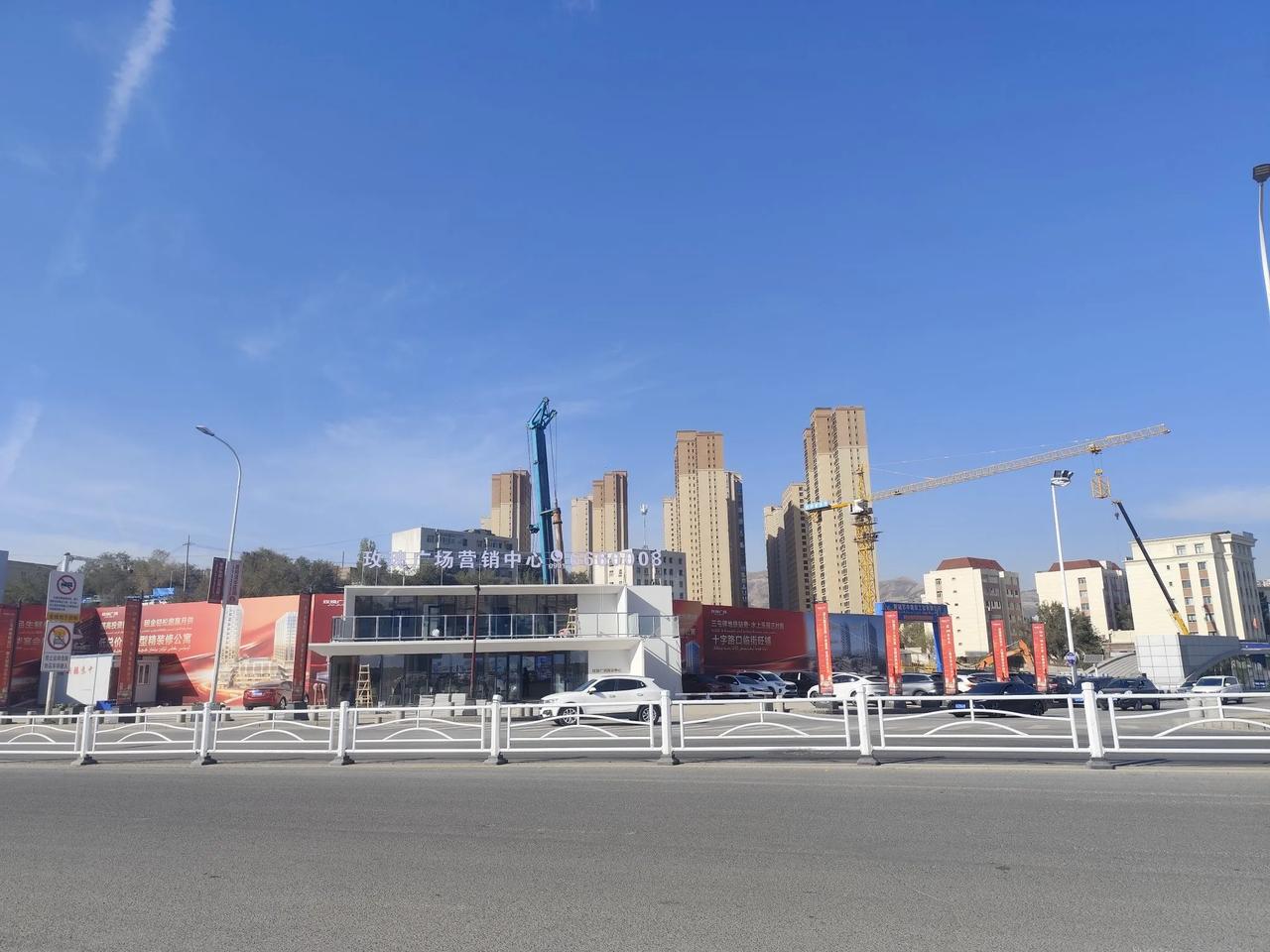乌鲁木齐三屯碑的南郊客运站拆了，目前正在施工中，从现场画面看，这个地方要新建一处