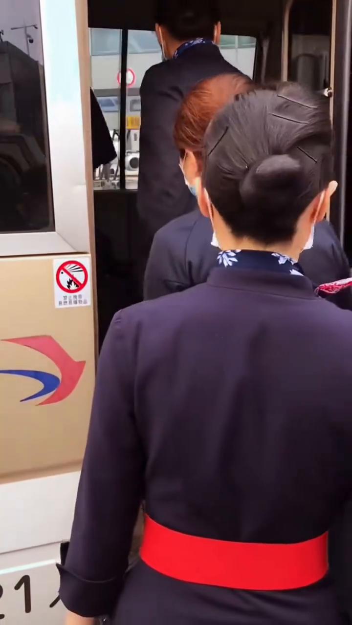 东方航空。
深情的歌声描绘你的美丽，把你的倩影画在家乡的山顶，甜蜜的笑容定格在我