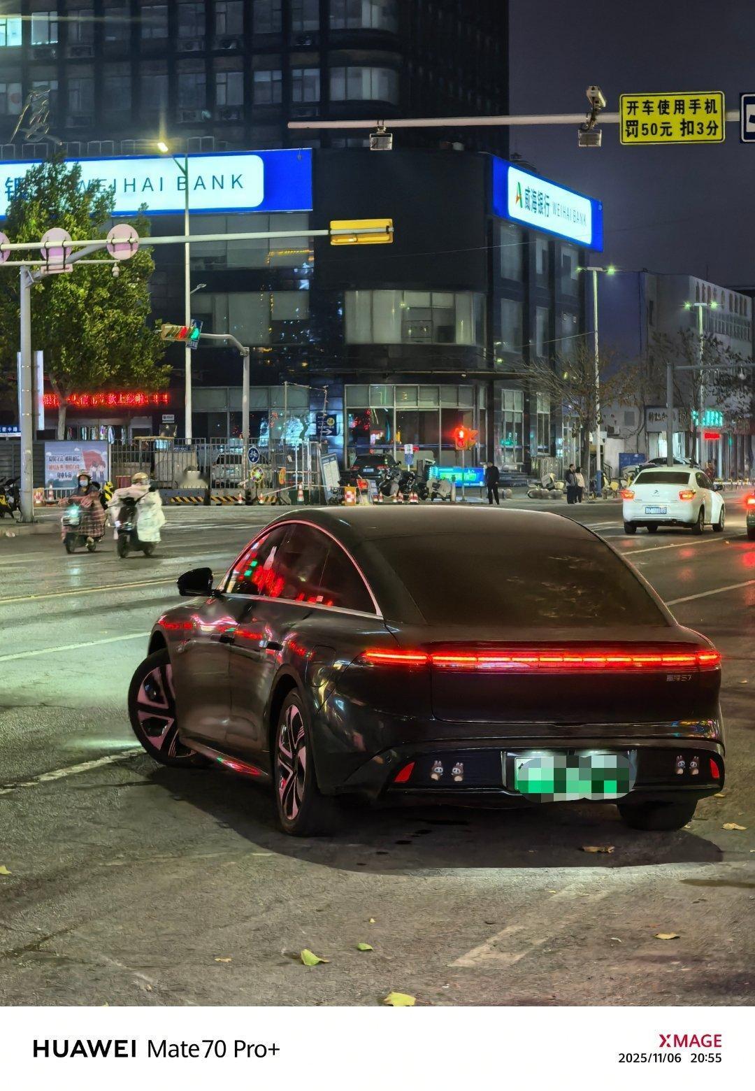 这是哪款车呀？为什么看起来好奇怪[允悲]车顶高的有点不协调，尤其是和车屁股的高度