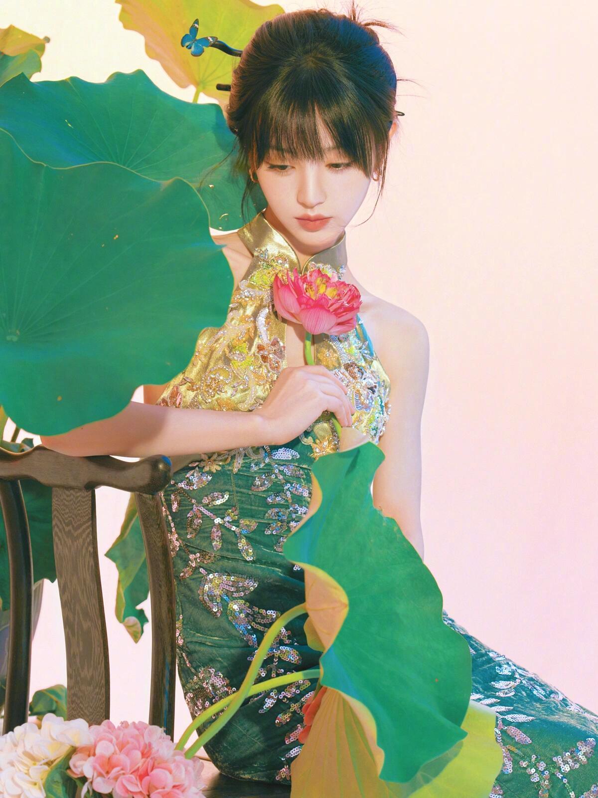 田曦薇SELENE CHOW北京新中式旗袍美出新高度，化身绿色锦鲤将东方意境绝美
