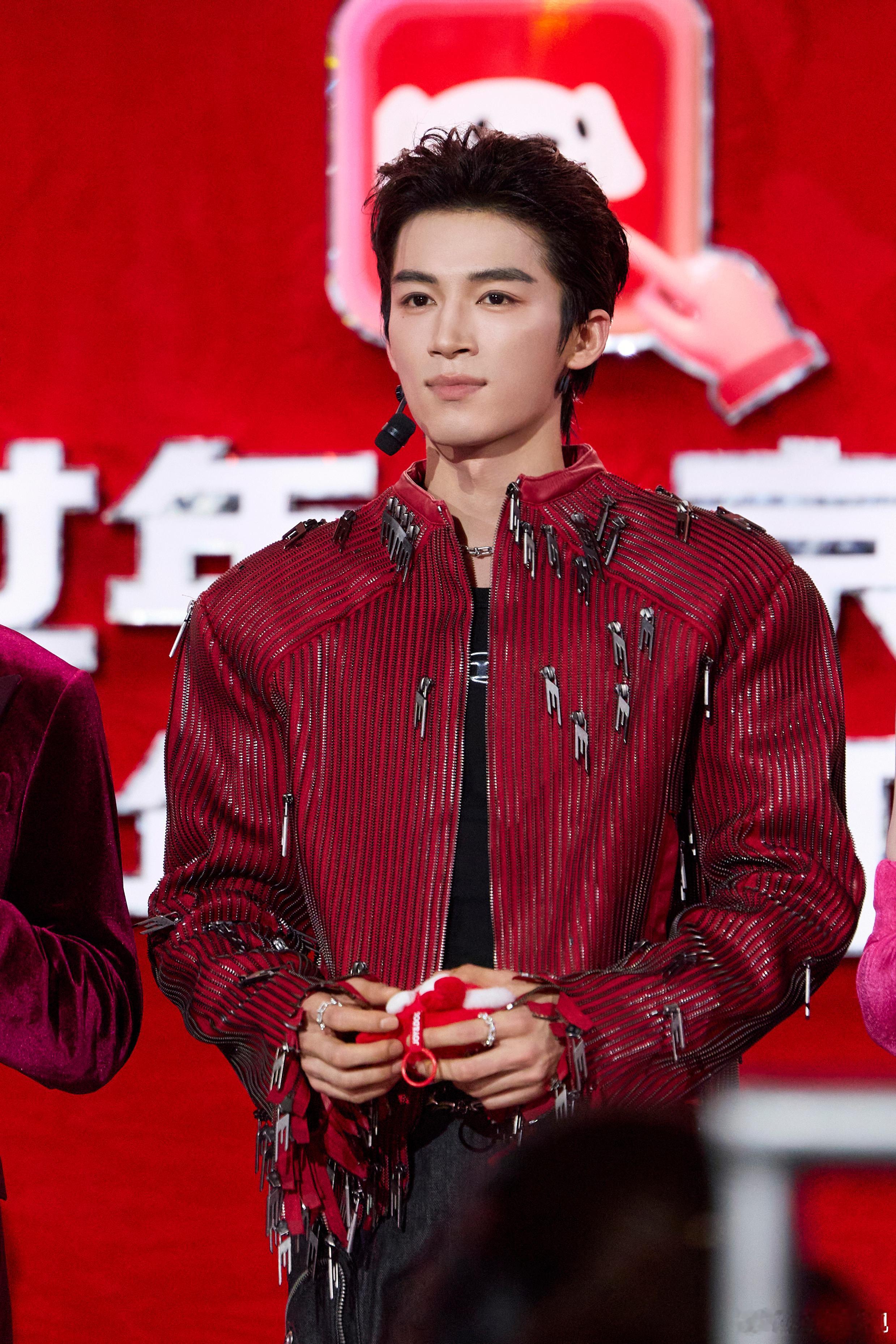 滚烫的热爱，终将点燃崭新的可能。欢娱影视演员亮相湖南卫视跨年演唱会 演唱歌曲《说