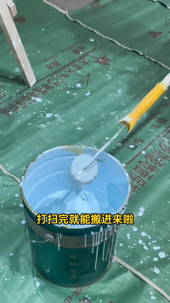 火山泥进场施工啦，客户选了天蓝色的长效净醛款涂料，打扫完就能搬进来啦。装修之后不