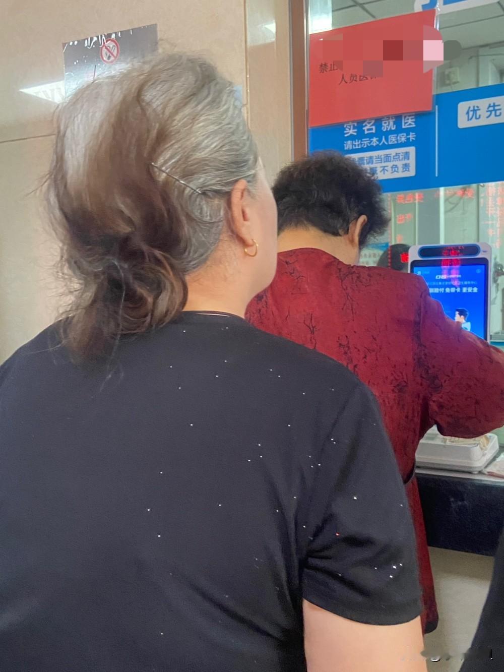 看到这样的白发，我就忍不住吐槽几句！
大姐的头发几乎全白了！只有发梢还有残留的染