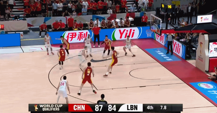 中国队后场失误，对手造成三分犯规……三罚全中，打平了。中国男篮vs黎巴嫩男篮 ​